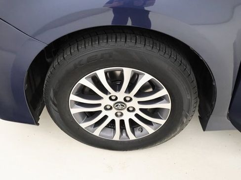 Used 2018 Toyota Sienna XLE w/ Carpet Mat Package image 6