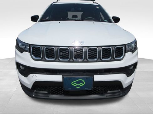 Used 2024 Jeep Compass Latitude w/ Sun and Sound Group AWD/4WD image 9