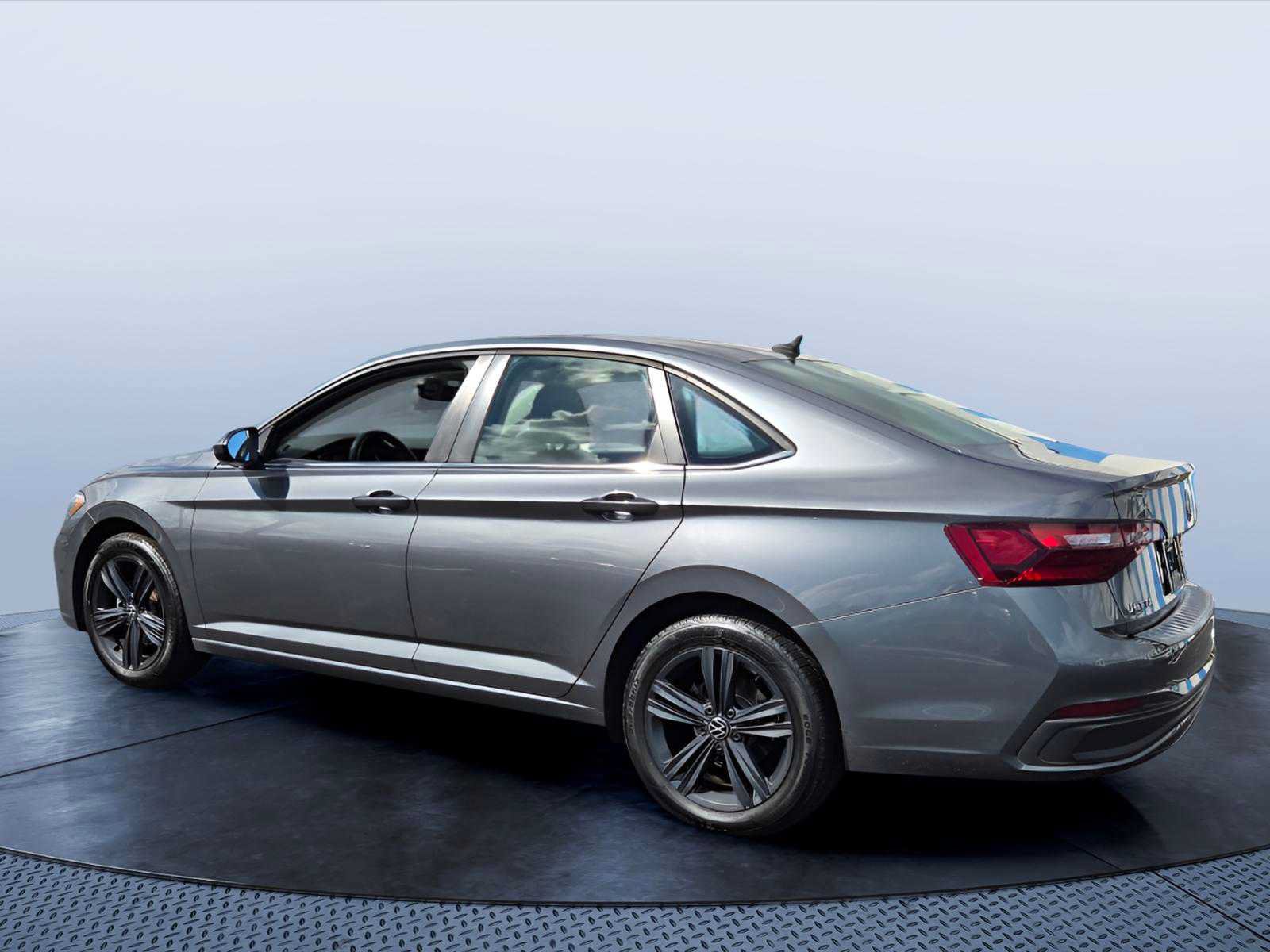 Used 2023 Volkswagen Jetta SE w/ Panoramic Sunroof Package FWD image 4