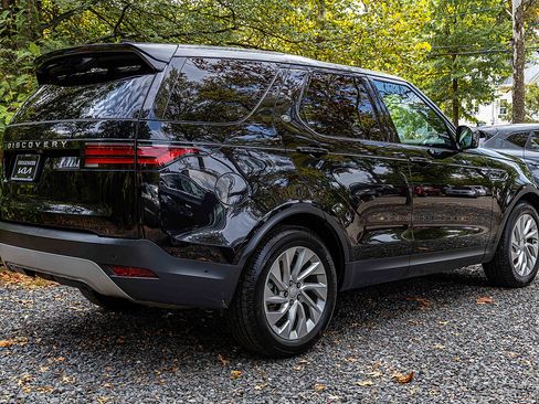 Used 2024 Land Rover Discovery S image 6