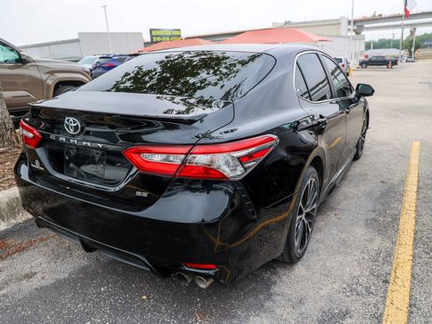 Used 2018 Toyota Camry SE FWD image 8