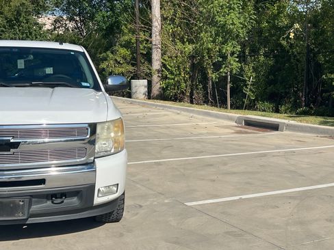Used 2009 Chevrolet Silverado 1500 LT w/ Texas Edition RWD image 3