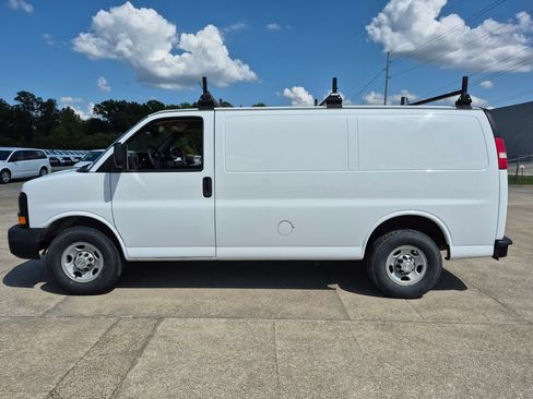 Used 2015 Chevrolet Express 2500 RWD image 4