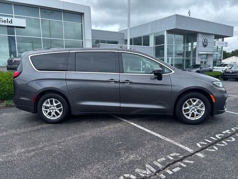 Used 2023 Chrysler Pacifica Touring-L FWD image 2