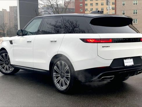 Used 2024 Land Rover Range Rover Sport SE image 11