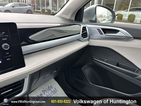 Certified 2025 Volkswagen Taos SE w/ Panoramic Sunroof Package image 31