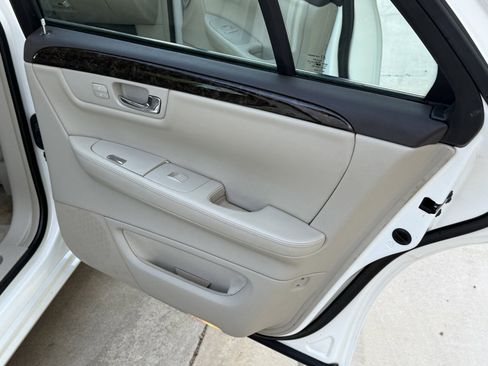 Used 2008 Cadillac DTS FWD image 30