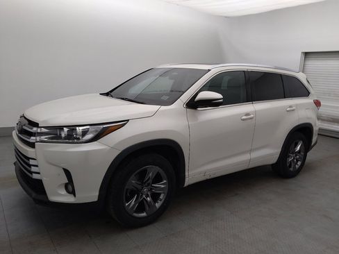 Used 2018 Toyota Highlander Limited Platinum FWD image 2