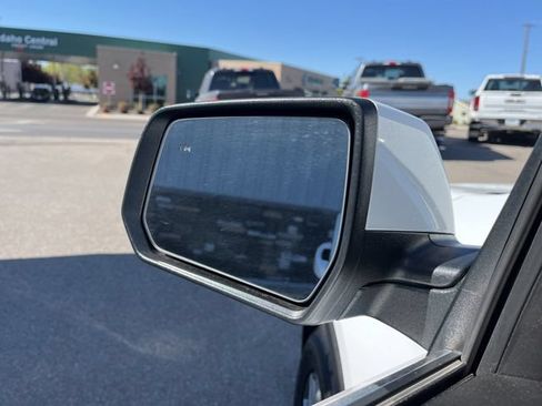 Used 2023 Chevrolet Traverse LT AWD/4WD image 24