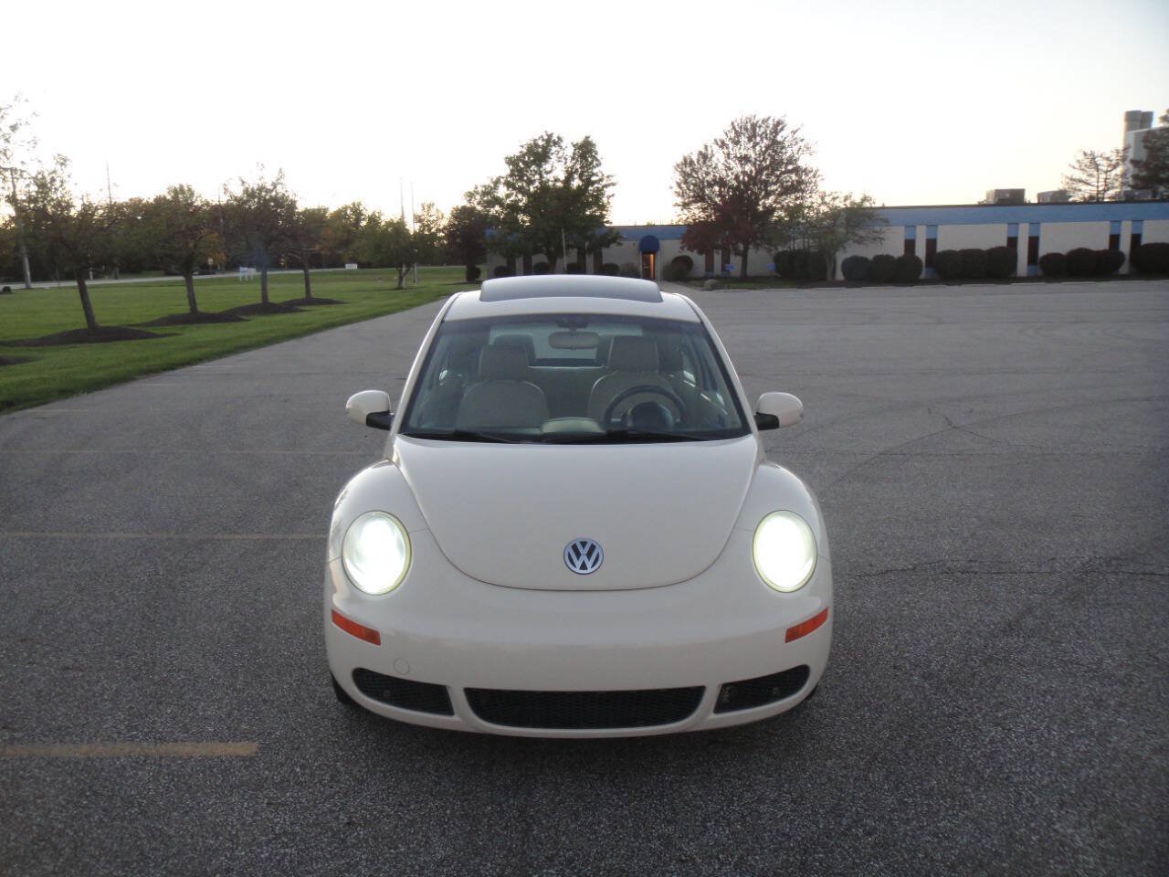 Used 2010 Volkswagen Beetle Coupe FWD image 10
