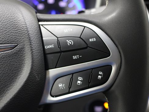 Used 2023 Chrysler Pacifica Touring-L FWD image 13