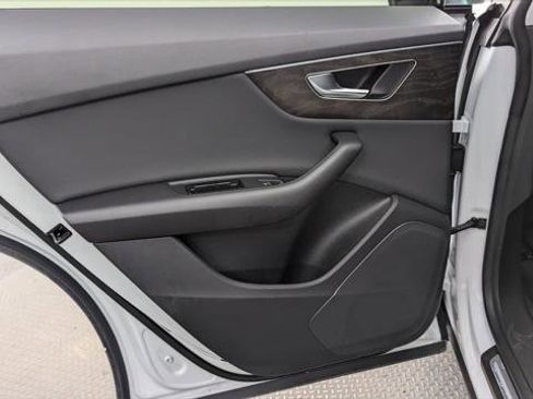 Used 2022 Audi Q8 Premium w/ Convenience Package image 16