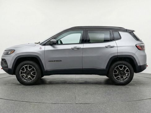 Used 2025 Jeep Compass Trailhawk AWD/4WD image 5