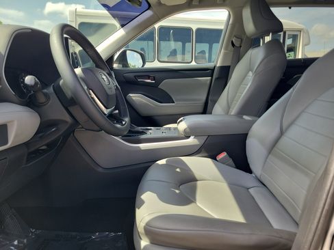 Used 2021 Toyota Highlander XLE FWD image 11