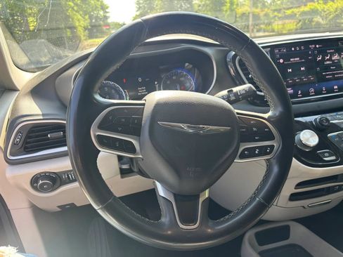 Used 2022 Chrysler Pacifica Touring-L FWD image 26