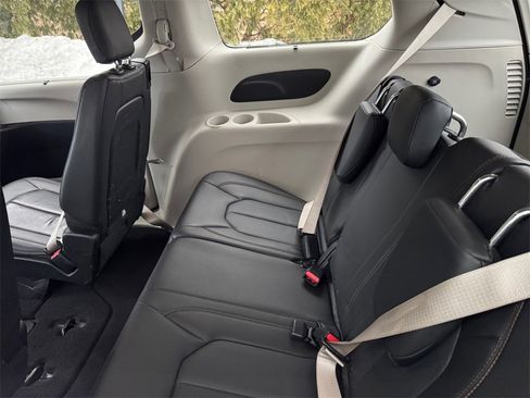 Used 2020 Chrysler Pacifica Touring-L image 18