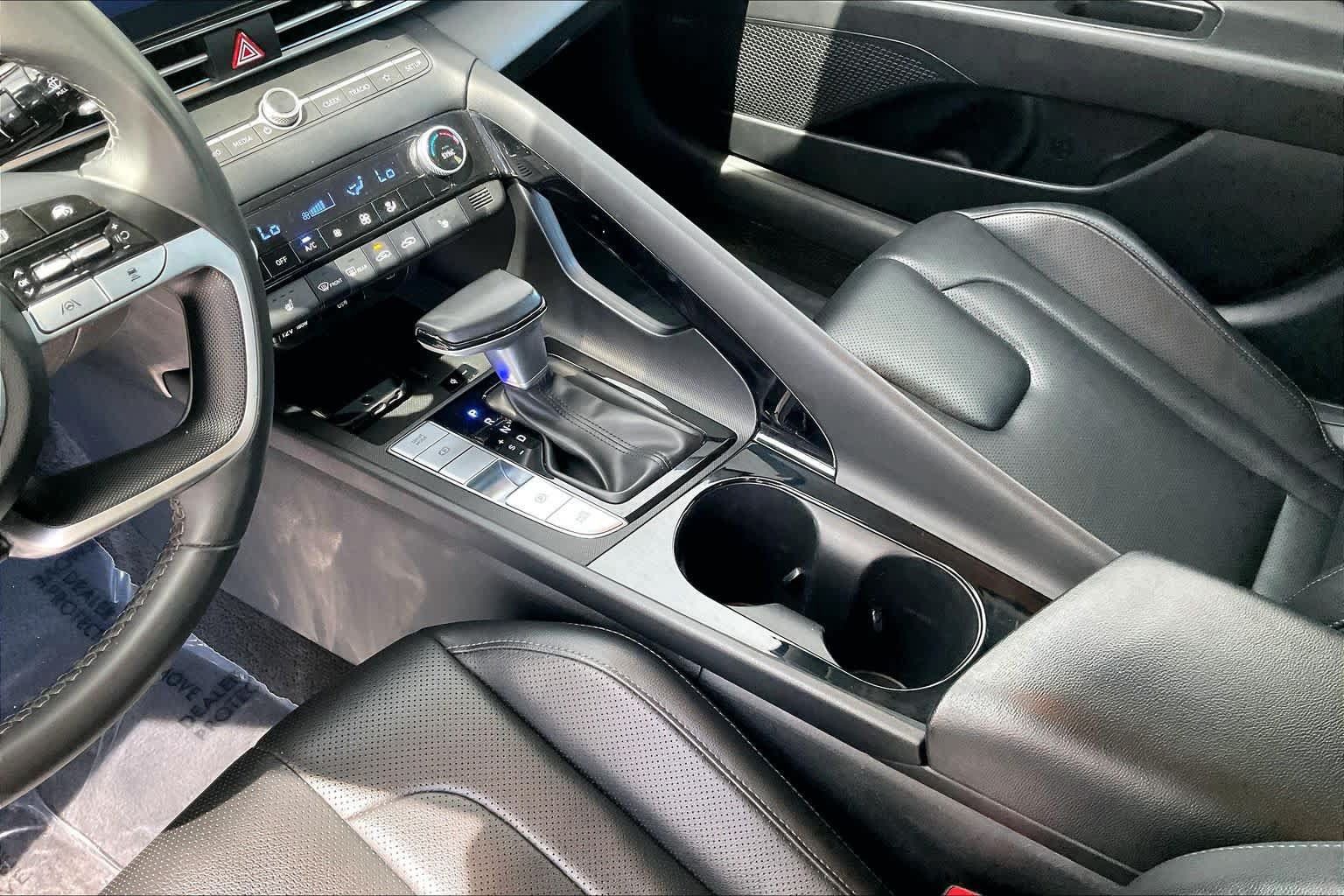 Certified 2025 Hyundai Elantra Limited FWD image 17