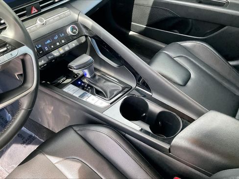 Certified 2025 Hyundai Elantra Limited FWD image 17