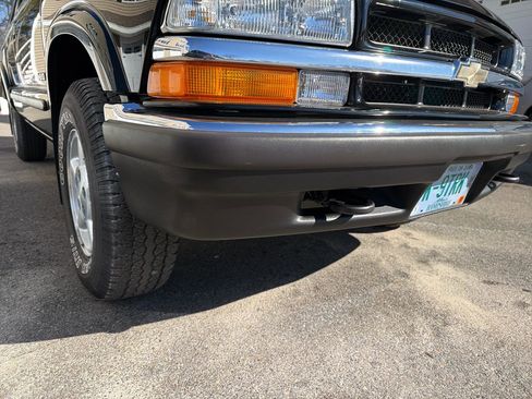 Used 2001 Chevrolet S10 Pickup LS image 32