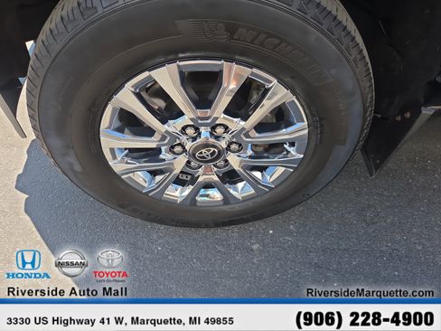 Used 2024 Toyota Tacoma Limited w/ Limited Package (LT) AWD/4WD image 11