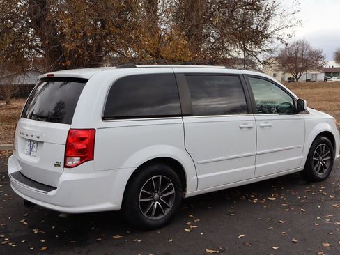 Used 2017 Dodge Grand Caravan SXT image 4