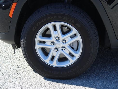 Used 2025 Jeep Grand Cherokee Laredo w/ Luxury Tech Group I image 8