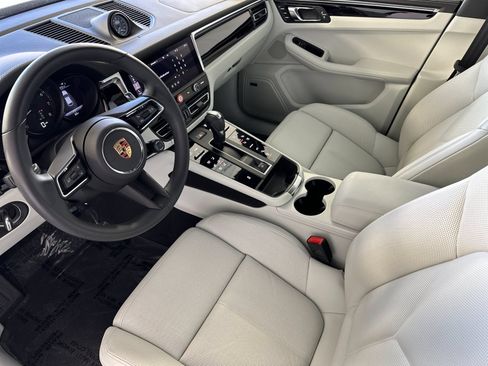 Certified 2025 Porsche Macan AWD/4WD image 4