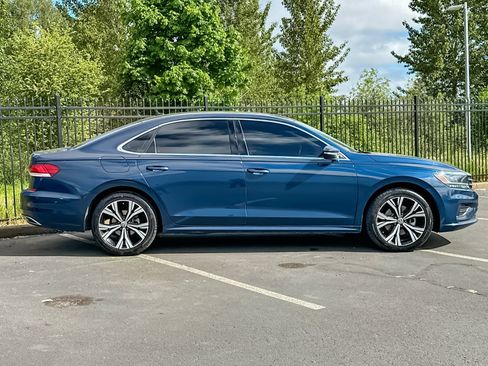 Used 2022 Volkswagen Passat 2.0T SE FWD image 3