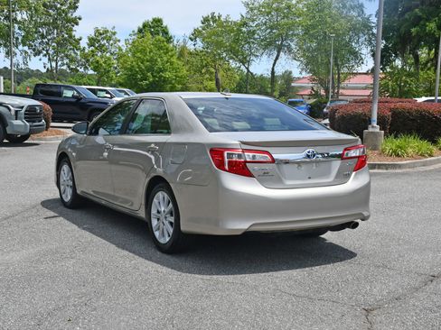 Used 2014 Toyota Camry XLE w/ Leather Package FWD image 3