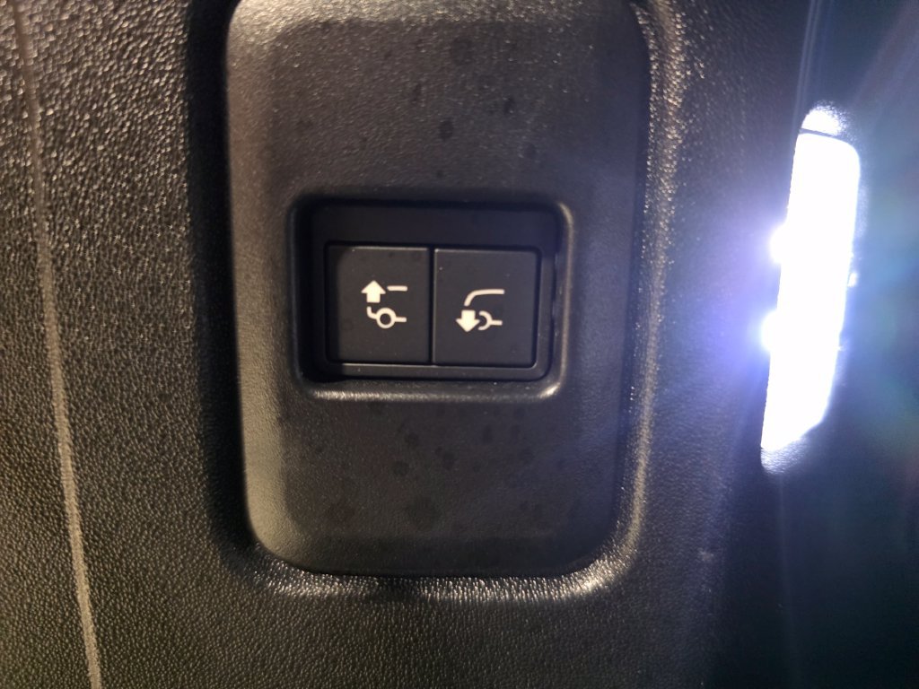 Certified 2024 Land Rover Defender 110 X-Dynamic SE AWD/4WD image 11