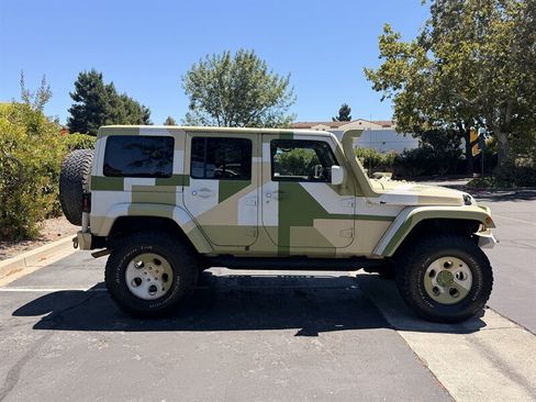 Used 2015 Jeep Wrangler Unlimited Sahara w/ Connectivity Group AWD/4WD image 6