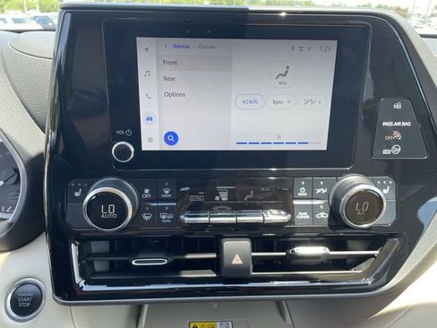 Used 2024 Toyota Highlander XLE AWD/4WD image 21