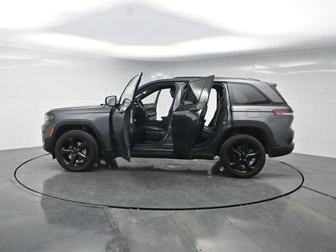 Used 2022 Jeep Grand Cherokee Altitude AWD/4WD image 43