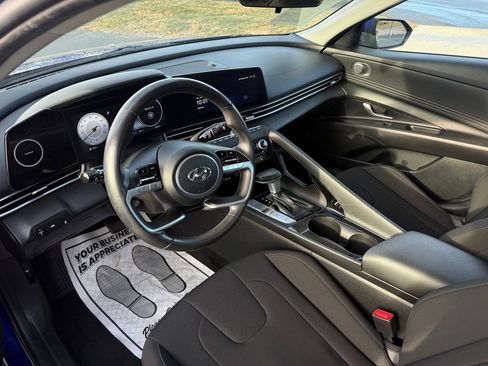 Used 2023 Hyundai Elantra SEL w/ Convenience Package image 16