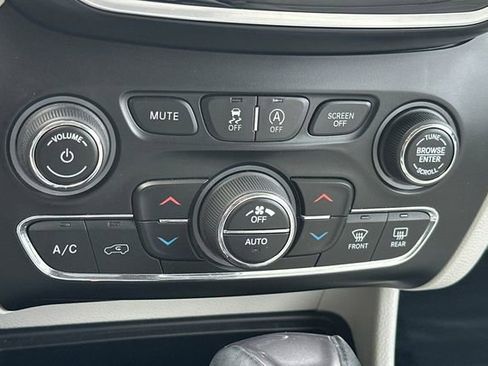 Used 2020 Jeep Cherokee Limited image 23