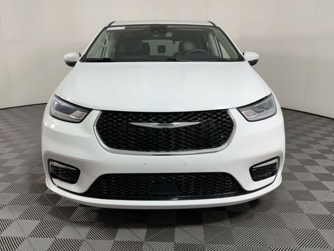 Used 2023 Chrysler Pacifica Touring-L image 5