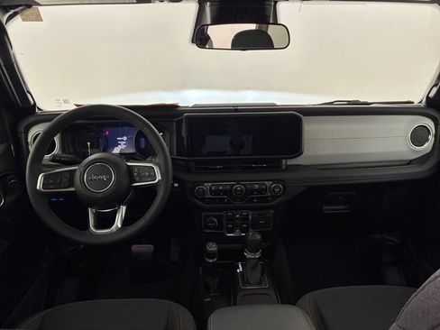 Used 2025 Jeep Wrangler Unlimited Sahara AWD/4WD image 20