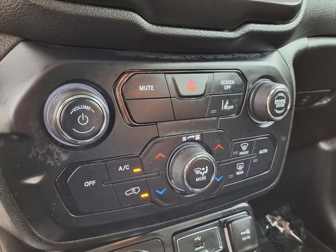 Used 2023 Jeep Renegade Latitude image 7