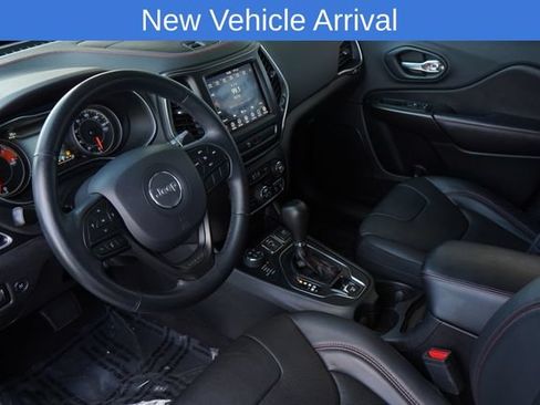 Used 2019 Jeep Cherokee Trailhawk AWD/4WD image 2