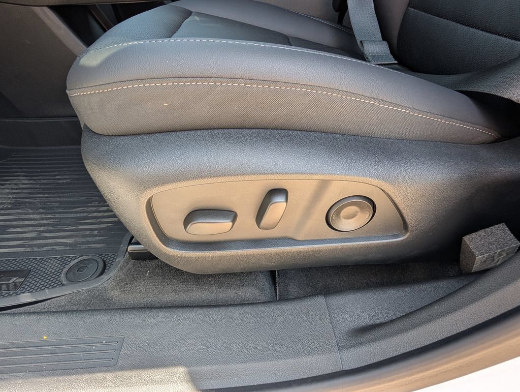 New 2027 Chevrolet Equinox LT w/ Convenience Package II FWD image 11