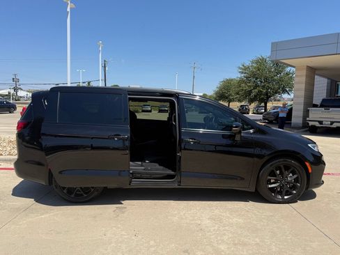 Used 2025 Chrysler Pacifica Limited FWD image 10