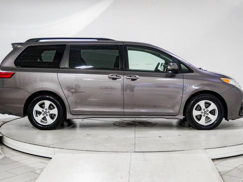 Used 2019 Toyota Sienna LE FWD image 12