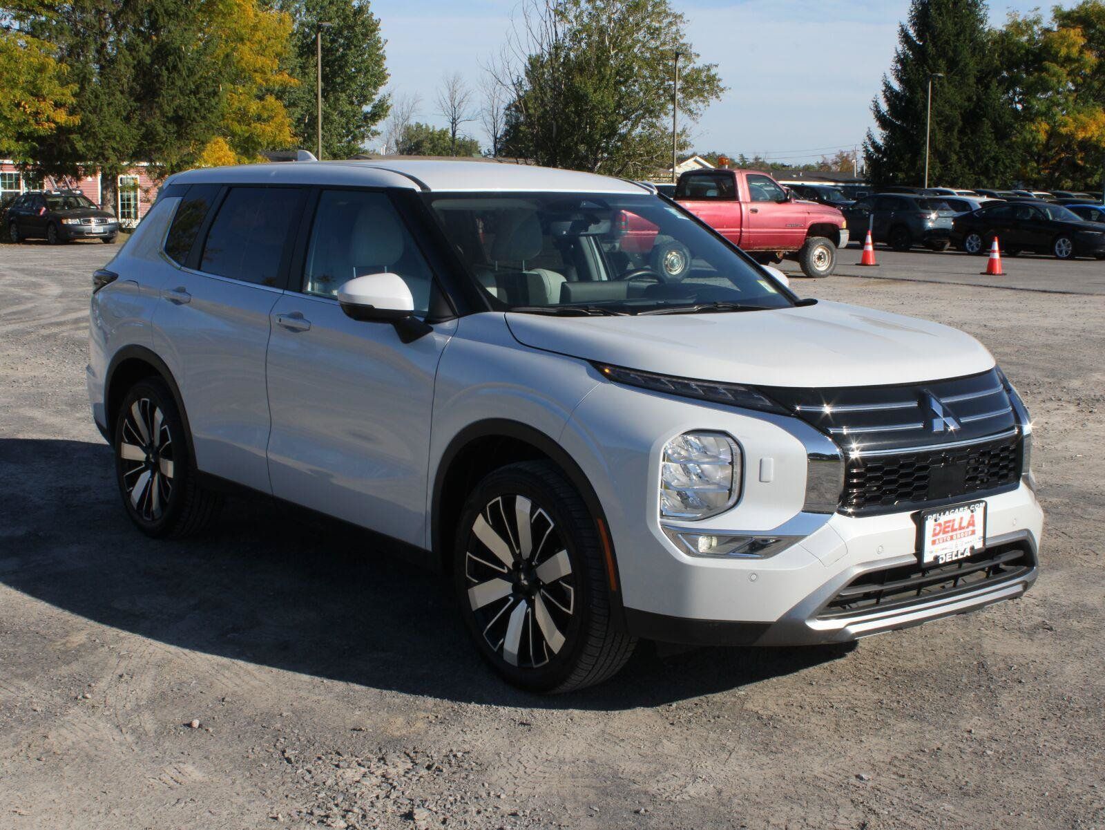 Used 2025 Mitsubishi Outlander SE AWD/4WD image 3