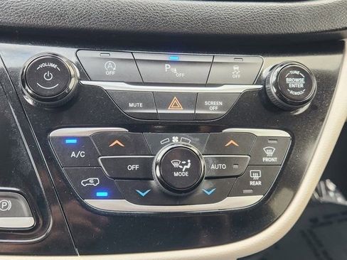 Used 2020 Chrysler Pacifica Touring-L image 21