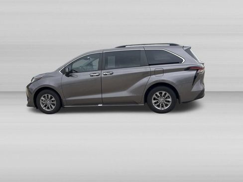 Used 2023 Toyota Sienna XLE AWD/4WD image 7