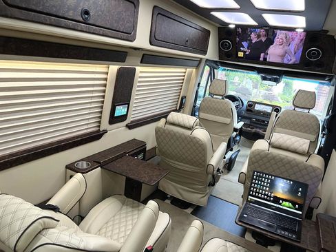 Used 2024 Mercedes-Benz Sprinter 3500 image 2