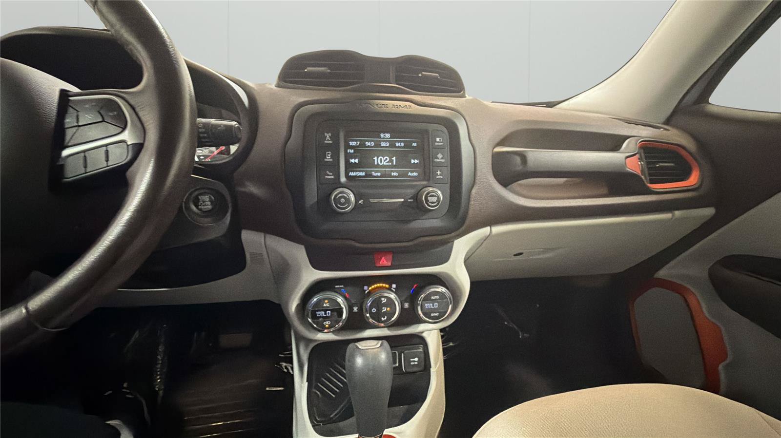 Used 2017 Jeep Renegade Latitude w/ Popular Equipment Group FWD image 17