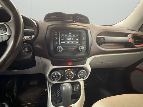 Used 2017 Jeep Renegade Latitude w/ Popular Equipment Group FWD image 17
