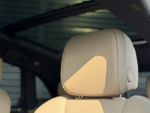 Certified 2025 Porsche Macan AWD/4WD image 29