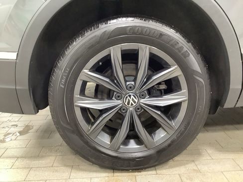 Used 2022 Volkswagen Tiguan SE w/ Panoramic Sunroof Package image 27